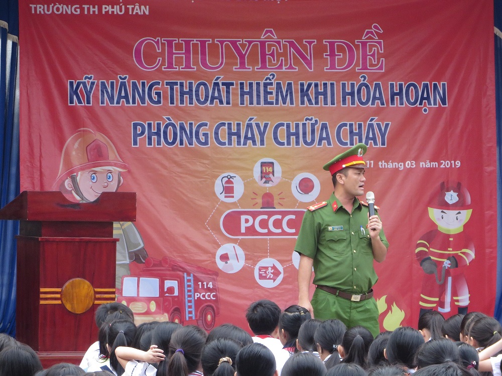 Anh Tô Ngọc Thanh cảnh sát PCCC thành phố Thủ Dầu Một nói chuyện với học học