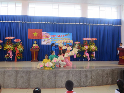 Đội văn nghệ Trường Tiểu học Phú Tân múa hát chào mừng ngày 20/11