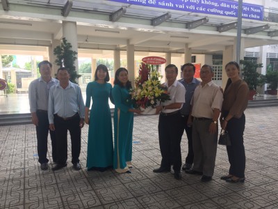 Mừng ngày nhà giáo Việt Nam 20/11 năm học 2019-2020, Đảng ủy - HĐND - UBND - UB MTTQ đến tặng hoa chúc mừng nhà trường
