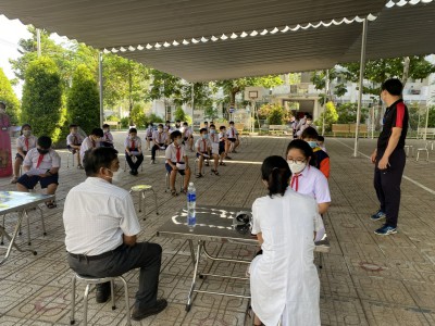 Trường Tiểu học Phú Tân tổ chức tiêm vắc xin phòng Covid - 19 cho các em học sinh năm học 2021 - 2022