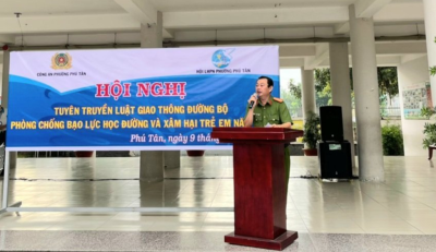 Tuyên truyền Luật Giao thông đường bộ, phòng chống bạo lực học đường và xâm hại tình dục trẻ em.