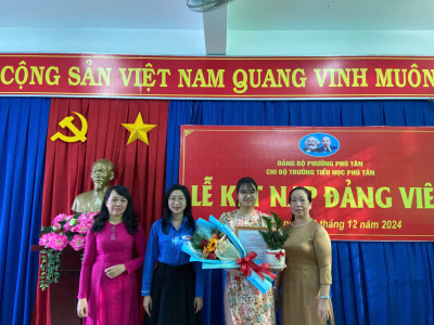 LỄ KẾT NẠP ĐẢNG VIÊN CHI BỘ TRƯỜNG TIỂU HỌC PHÚ TÂN