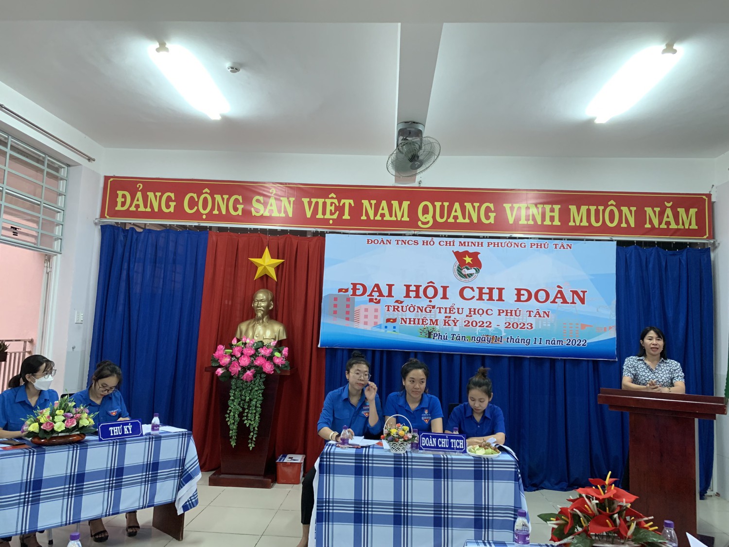 Đ/c Nguyễn Thị Thanh Huyền – Bí thư Chi bộ, Hiệu trưởng phát biểu tại Đại hội