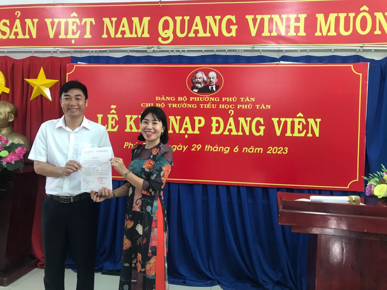 LỄ KẾT NẠP ĐẢNG VIÊN CHI BỘ TRƯỜNG TIỂU HỌC PHÚ TÂN