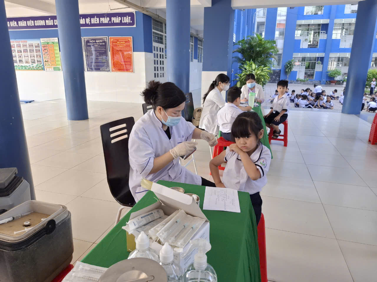 HỌC SINH TRƯỜNG TIỂU HỌC PHÚ TÂN TIÊM VĂC XIN SỞI - RUBELLA