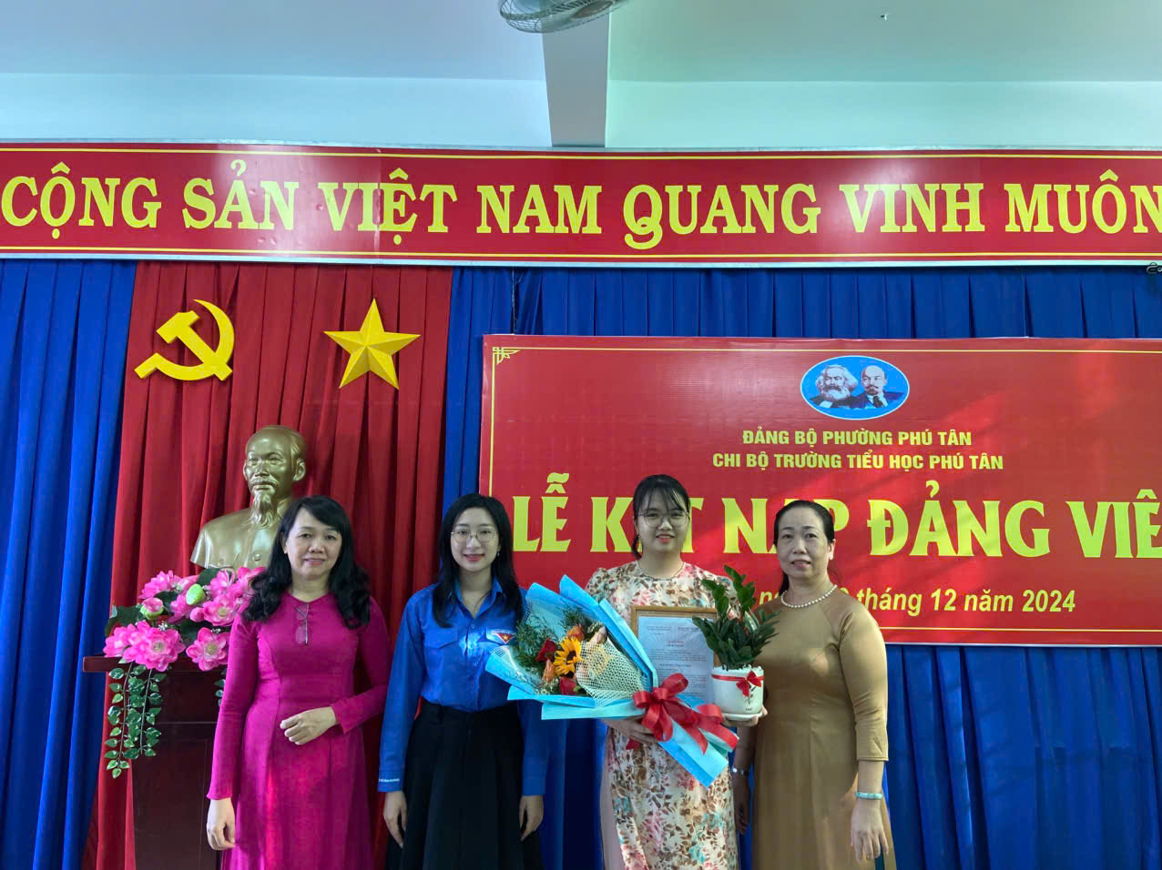 LỄ KẾT NẠP ĐẢNG VIÊN CHI BỘ TRƯỜNG TIỂU HỌC PHÚ TÂN